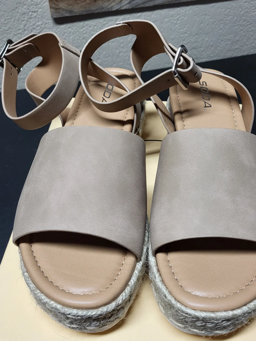 NEW Soda Womens Beige Espadrille Wedge Sandals Open Toe Ankle Strap Buckle Sz 9